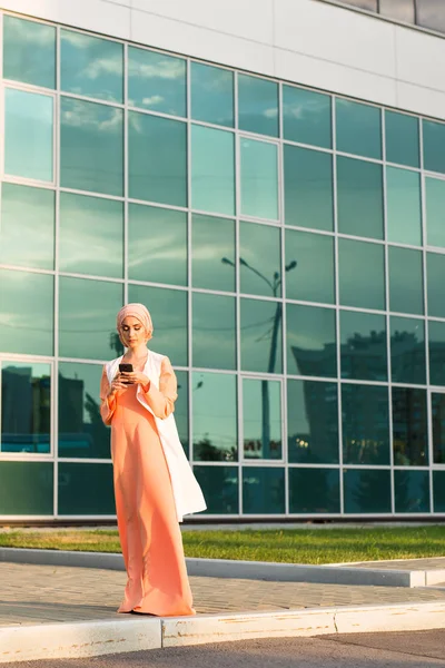 휴대 전화를 사용 하 여 야외 Hijab를 착용 하는 회교도 여자의 초상화 — 스톡 사진