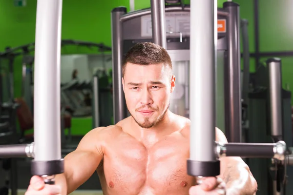 Pohledný fitness muži vzpírání cvičení v tělocvičně — Stock fotografie
