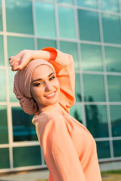 Hijab giyen genç güzel Asya Müslüman kadın portresi. — Stok fotoğraf