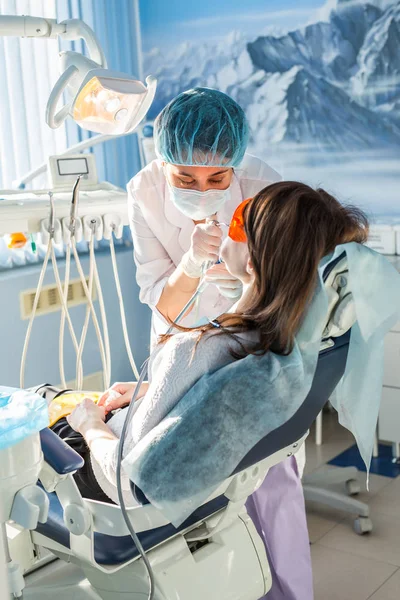 若い女性が歯の治療を受ける. — ストック写真