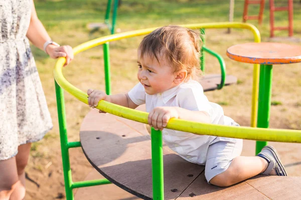 Bonito menino ou criança brincando no playground . — Fotografia de Stock