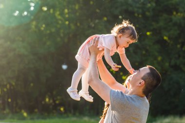 Mutlu genç yarış etnik aile açık havada yürüyüş karışık