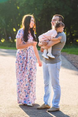Mutlu genç yarış etnik aile açık havada yürüyüş karışık