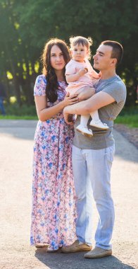 Mutlu genç yarış etnik aile açık havada yürüyüş karışık