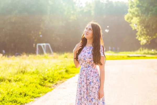 Portret van een mooie jonge Kaukasische dromen vrouw buiten in de zomer — Stockfoto