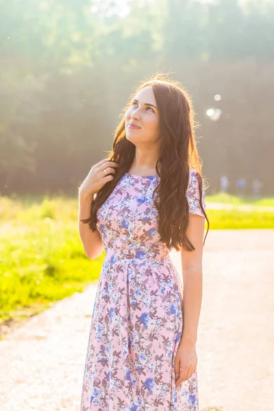 Portret van een mooie jonge Kaukasische dromen vrouw buiten in de zomer — Stockfoto