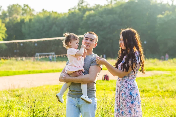 Parents with baby in park — Stock Photo, Image