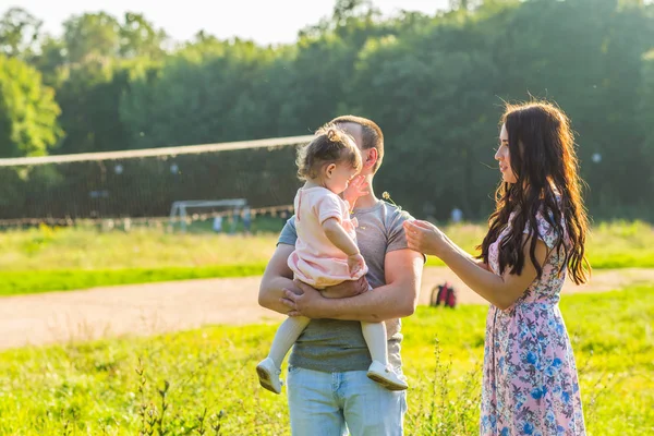 Parents avec bébé dans le parc — Photo