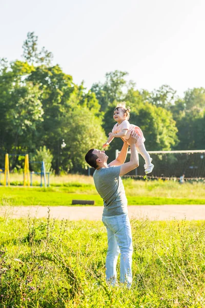 Père et bébé passent du temps ensemble — Photo