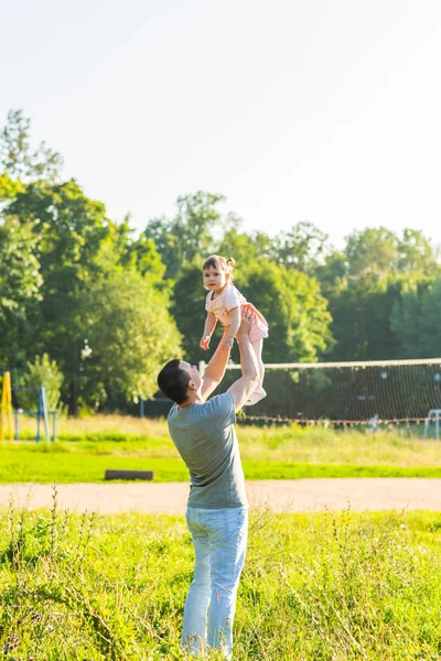 Mixte père et bébé fille de course jouant dans le parc — Photo