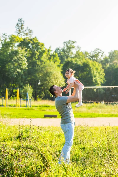 Mixte père et bébé fille de course jouant dans le parc — Photo