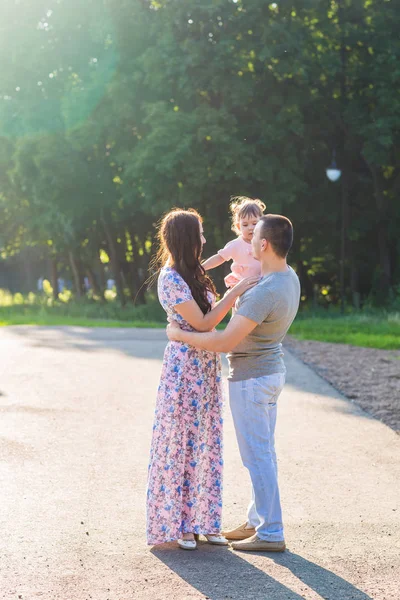 幸せな家族の概念-父、母と子供の娘は自然を楽しんで遊んでいます. — ストック写真