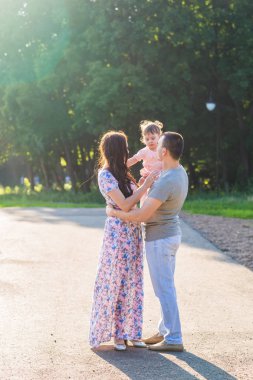 Mutlu genç yarış etnik aile açık havada yürüyüş karışık