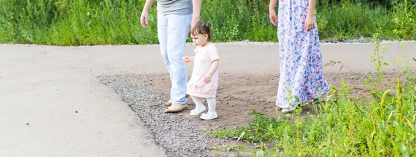 Schattige kleine Aziatische babymeisje op wandeling met ouders — Stockfoto