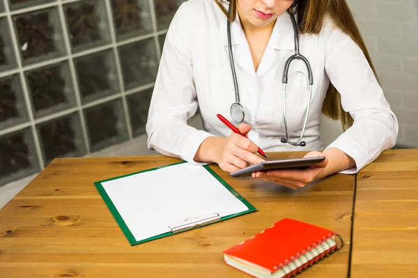 Opieki zdrowotnej, technologii i medycyny pojęcie - uśmiechnięta kobieta lekarz stetoskop i tablet pc komputer. — Zdjęcie stockowe