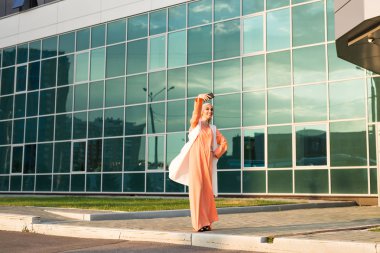 Arap Müslüman kadın alarak selfie.