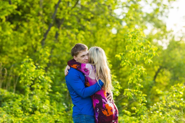 Vacker ung kärlek par kramar i parken — Stockfoto