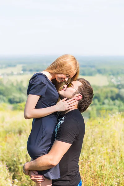 Junges Paar im Freien Porträt. schönes hübsches Mädchen küsst gutaussehenden Jungen. Sinnliches Foto — Stockfoto
