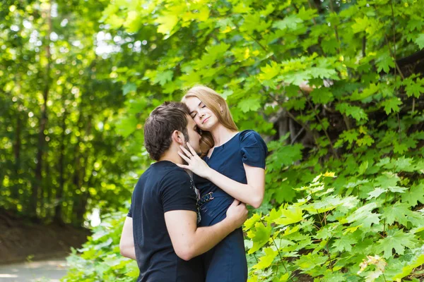 Retrato de casal jovem ao ar livre. Linda menina bonita beijando menino bonito. Foto sensual — Fotografia de Stock