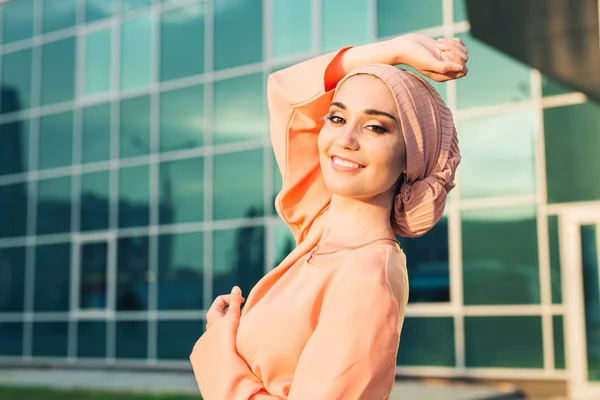 Hijab giyen genç güzel Asya Müslüman kadın portresi. — Stok fotoğraf