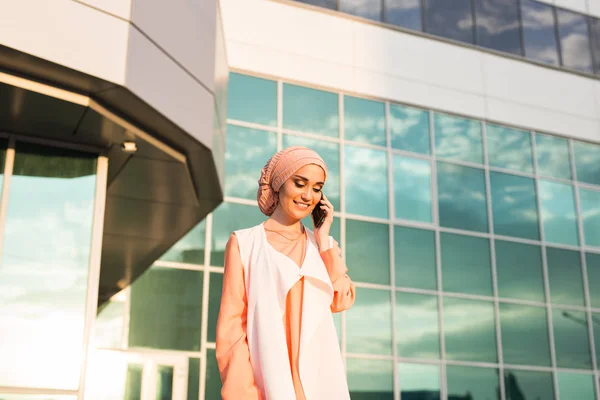 Akıllı telefon kullanan mutlu İslam kadın — Stok fotoğraf