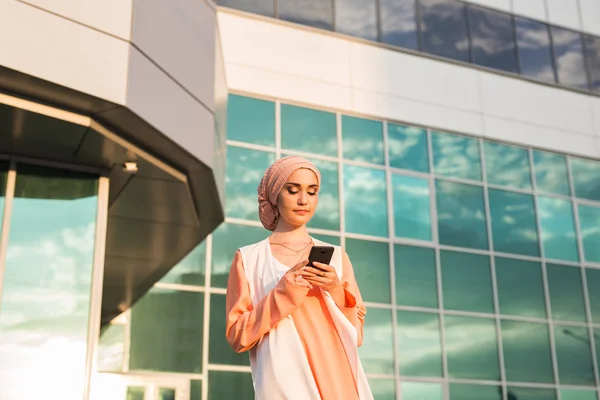 Akıllı telefon kullanan mutlu İslam kadın — Stok fotoğraf