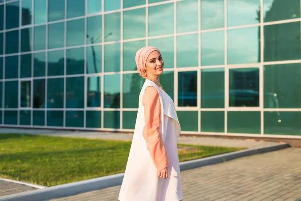 Retrato de jovem bela mulher muçulmana asiática vestindo hijab . — Fotografia de Stock
