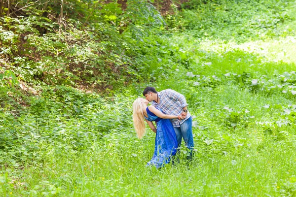 Jovem casal beijando contra a natureza — Fotografia de Stock