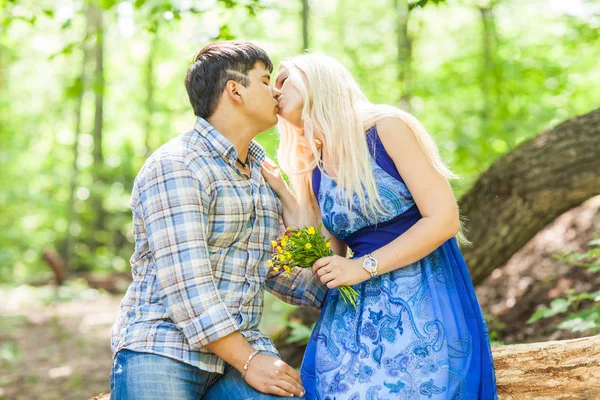 Молодая пара поцелуев против природы — стоковое фото