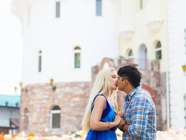 Jolie été ensoleillé portrait en plein air de jeune couple élégant tout en s'embrassant dans la rue — Photo