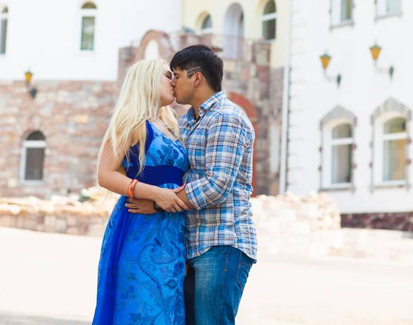 Bonito verão ensolarado ao ar livre retrato de jovem casal elegante enquanto se beija na rua — Fotografia de Stock