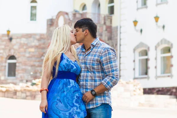 Bonito verão ensolarado ao ar livre retrato de jovem casal elegante enquanto se beija na rua — Fotografia de Stock