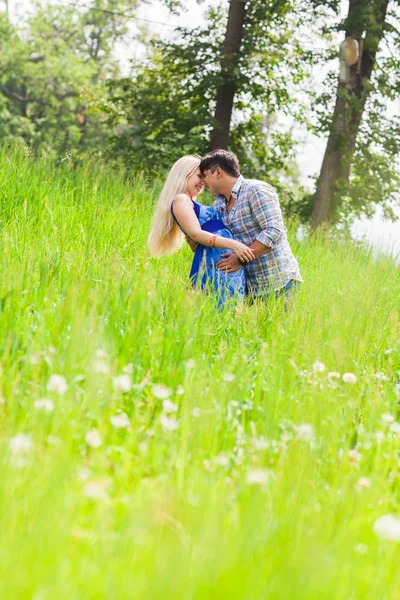 Jovem casal beijando contra a natureza — Fotografia de Stock