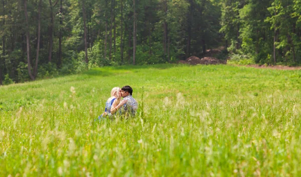 Молодая пара поцелуев против природы — стоковое фото