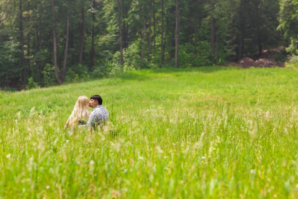 Joven besar pareja contra la naturaleza —  Fotos de Stock