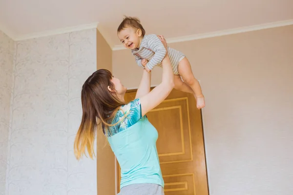 사랑 스러운 아기 실내와 행복 한 어머니 — 스톡 사진