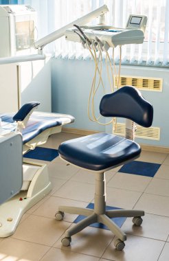 Bir dişçi klinikte kullanılan profesyonel ekipman