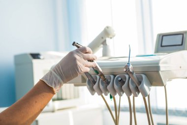 Bir dişçi klinikte kullanılan profesyonel ekipman
