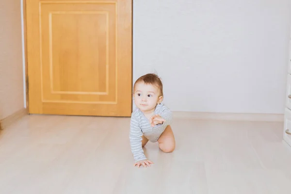 Kryper funny baby boy inomhus hemma — Stockfoto