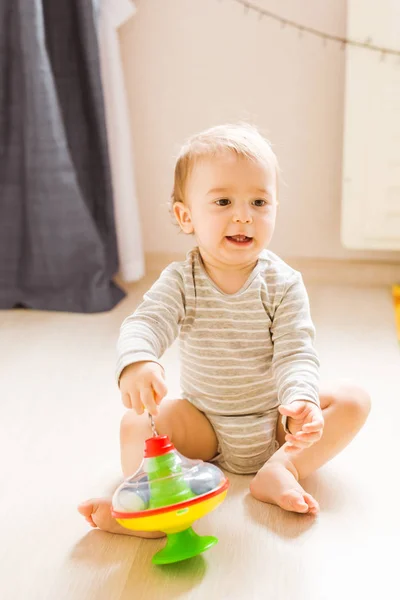 Barn pojke småbarn leker med leksak inomhus — Stockfoto