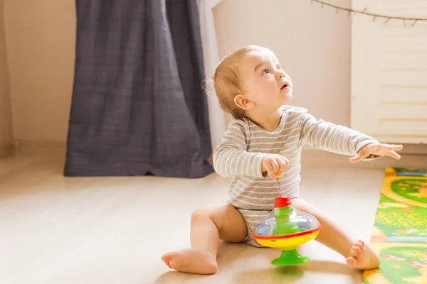 Söta barn pojke småbarn leker med leksak inomhus — Stockfoto