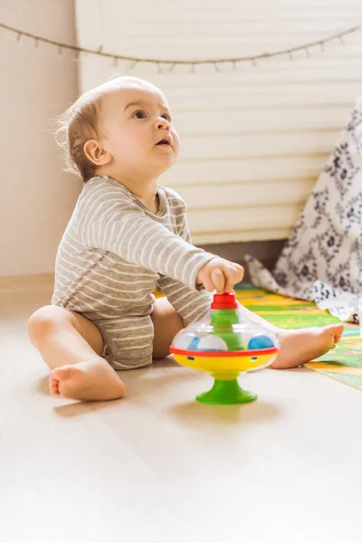 Söt baby pojke småbarn leker med leksak inomhus — Stockfoto