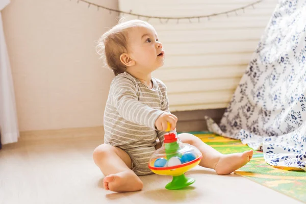 Criança bonito menino criança brincando com brinquedo dentro de casa — Fotografia de Stock