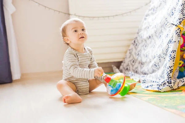 Niedliche Kind Junge Kleinkind spielt mit Spielzeug im Haus — Stockfoto
