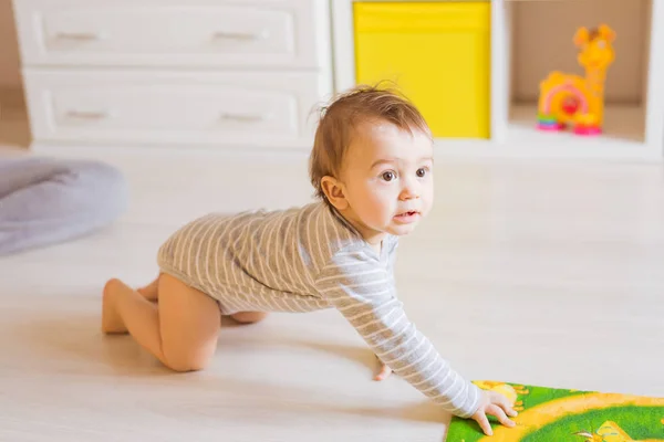 自宅屋内でクロールの面白い赤ちゃん男の子の肖像画 — ストック写真