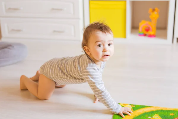 Gateando divertido bebé chico dentro en casa — Foto de Stock