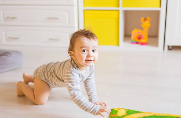 Ritratto di bambino divertente strisciante all'interno a casa — Foto Stock