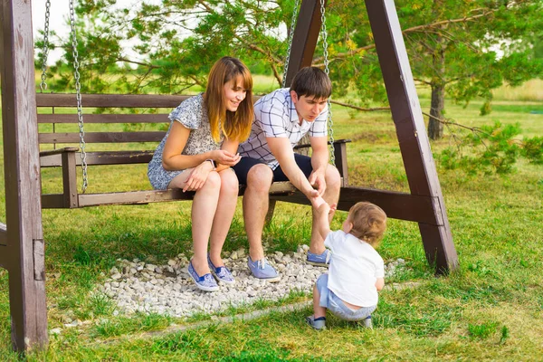 Madre, padre e hijo jugando juntos al aire libre — Foto de Stock