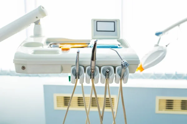 歯科医の診療所で使用されているプロ仕様の機器 — ストック写真