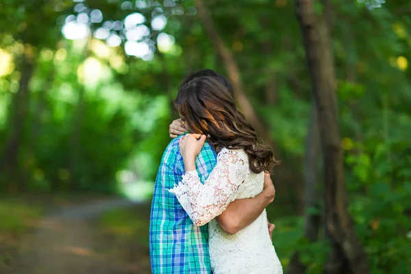 Retrato de una joven pareja romántica abrazándose en la naturaleza — Foto de Stock